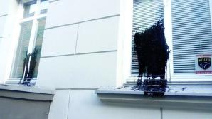 [VIDEO] Dlaczego prokuratura w Toruniu nie kończy dramatu atakowanej kamieniami i smołą biznesmenki? Ofiara ataków sama wskazuje lokal, z którego napastnik pobierał słoiki ze smołą! 