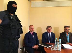 [VIDEO] Ludzie Rutkowskiego nadzorują dziś prawidłowy przebieg walnego zebrania udziałowców firmy ZM Invest SA w Ropczycach. Jego wojsko konwojuje udziałowców by bezpiecznie dotarli na to posiedzenie!