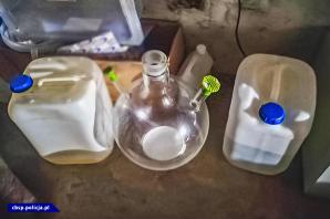 [VIDEO] Laboratorium metamfetaminy ukryte było pod kojcem dla PSÓW