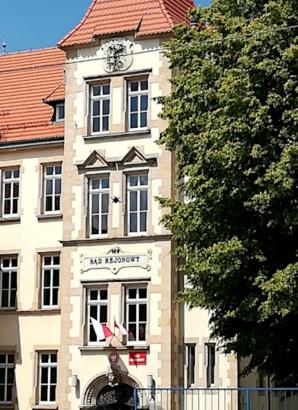 [VIDEO] Wyłudził 67 mln zł, do więzienia nie idzie, bo „jest biedny”, chory na zwolnieniu „i musi leżeć”. A Mercedesem podjechał do salonu BMW! Czy Prezesi dolnośląskich sądów, którzy dają się mu nabierać na te prostackie kłamstwa, podadzą się do dymisji?