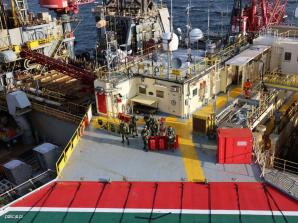 Black Hawk, z pokładu którego pomagali gasić pożary w Turcji, nad Bałtykiem. Na okrętach i platformie wiertniczej ćwiczyli policyjni lotnicy i kontrterroryści