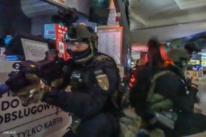 [VIDEO] Od ćwiczeń do działań. Wspólne szkolenie funkcjonariuszy CPKP „BOA”, SPKP oraz policyjni instruktorzy z NYPD (USA), RAID i BRI (Francja) Od ćwiczeń do działań