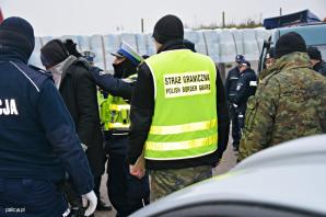 Policjanci z drogówki zatrzymali busa na niemieckich tablicach z nielegalnymi imigrantami z Syrii i Jemenu. Jechał od granicy z Litwą