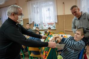 [VIDEO] Wigilia Caritas. Wspólny posiłek i prezenty pod choinkę