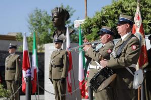 Generał Anders – najlepszy dowódca, kochany i podziwiany przez swoich żołnierzy. Piotr Gliński przed popiersiem generała Władysława Andersa w miejscowości Cassino 
