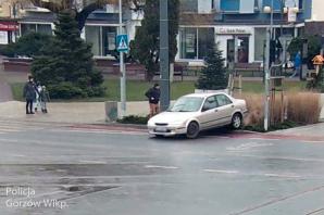 [VIDEO] Niebezpieczne manewry w centrum miasta. Kierowca bez prawa jazdy tłumaczył, że bolały go oczy