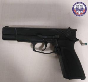 Przyjechali go ratować. On wycelował w nich broń