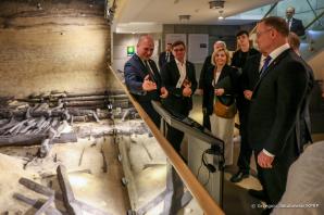 [VIDEO] W 20. rocznicę przystąpienia Polski do Unii Europejskiej Prezydent Andrzej Duda złożył wizytę w Ostrowie Tumskim – najstarszej części Poznania – stanowiącym kolebkę polskiej państwowości