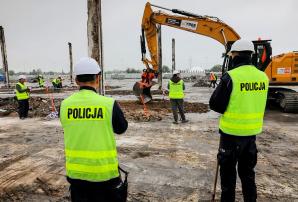 [VIDEO] Policjanci i prokuratorzy zakończyli oględziny pogorzeliska Centrum Handlowego Marywilska 44