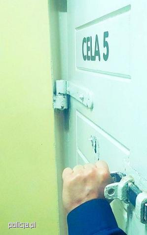 Nie zatrzymał się do kontroli i zaatakował policjanta nożem – 17-latek usłyszał zarzuty