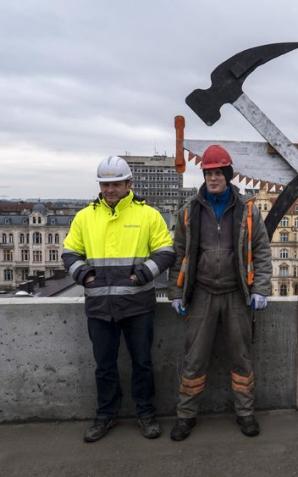 Wiecha zawisła nad budynkiem Teal Office