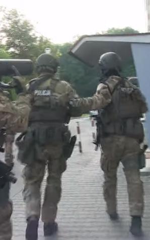 [VIDEO] Krakowscy policjanci zatrzymali sprawców brutalnego napadu na nastolatków