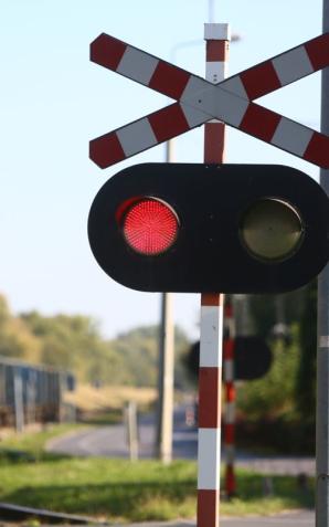 Było o krok od kolejnej tragedii na przejeździe kolejowym. Skończyło się na mandacie dla nieodpowiedzialnego kierowcy