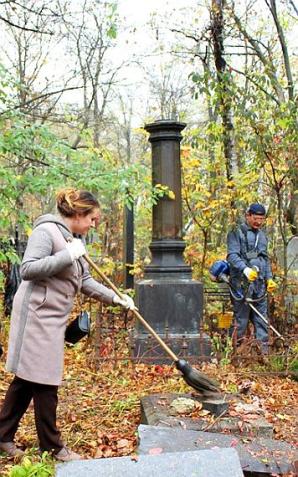 Kijów: Porządki na grobach Polaków. Przygotowania do Dnia Wszystkich Świętych 