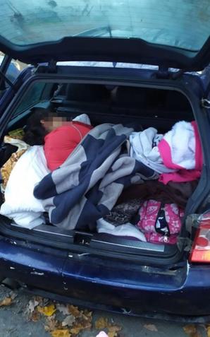 Skrajnie nieodpowiedzialny kierujący bez uprawnień przewoził samochodem osobowym aż 7 osób, w tym jedną z nich w bagażniku