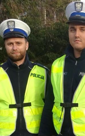 Policjanci drogówki ocalili życie 72-latki, która zasłabła na przejściu dla pieszych