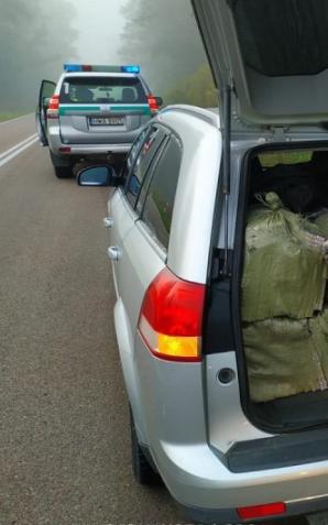 Funkcjonariusze z Placówki SG w Sejnach zabezpieczyli kontrabandę wartą blisko 163 tys. zł. Nielegalne papierosy przewoził samochodem osobowym 32-letni obywatel Litwy.