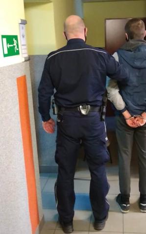 Sortując paczki, kradli ich zawartość. Obywatele Ukrainy w wieku 19 i 21 lat zostali zatrzymani.