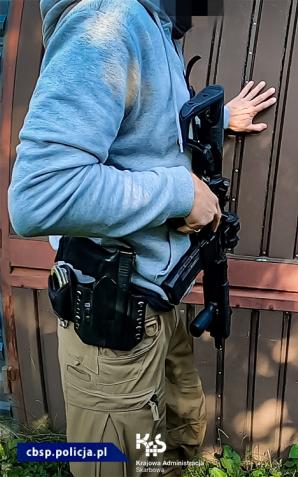 [VIDEO] Broń, amunicja oraz prawie 1,5 mln szt. Papierosów zabezpieczone przez CBŚP i KAS