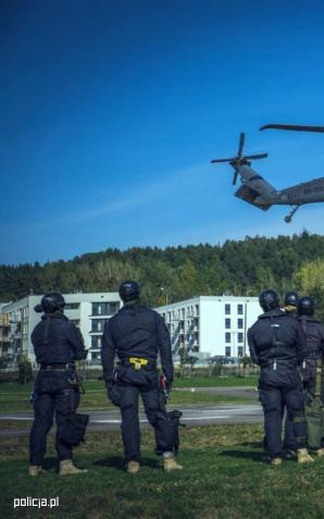 Black Hawk, z pokładu którego pomagali gasić pożary w Turcji, nad Bałtykiem. Na okrętach i platformie wiertniczej ćwiczyli policyjni lotnicy i kontrterroryści