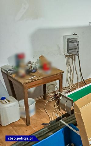 Rozbita grupa, zlikwidowana nielegalna fabryka papierosów i przejęty towar. Зatrzymano 7 mężczyzn - 3 obywateli Ukrainy i 4 Polaków