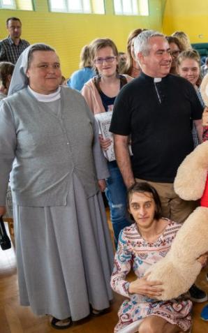 [VIDEO] Pudełka Szczęścia dla dzieci od Caritas