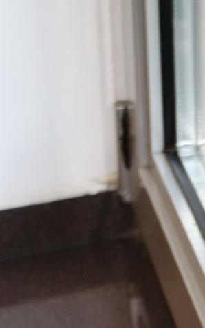 Dwulatek na parapecie za oknem, mama i tato na haju