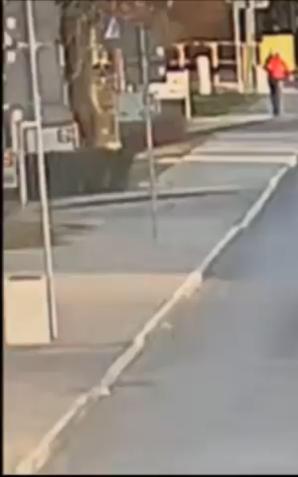 [VIDEO] Pieszy zderzył się na przejściu z autobusem. Policja nie rostrzygnęła kto jest winny