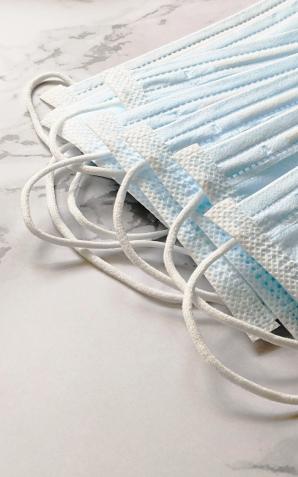 Prokurator Wielkopolskiego pionu PZ PK przekazał 46 milionów sztuk jednorazowych rękawiczek i 407 tysięcy maseczek odebranych zorganizowanej grupie przestępczej