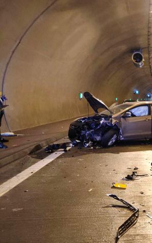 [VIDEO] Dramatyczny wypadek w tunelu Emilia na S1 -  kierowca pędził 170 km/h 