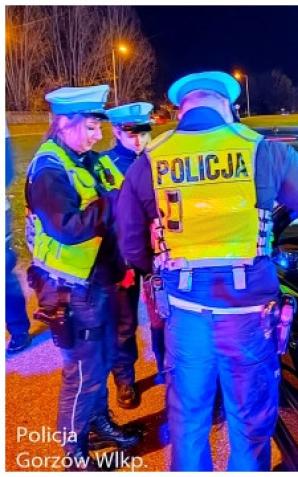 [VIDEO] Nocny zlot aut zakończony zatrzymanymi dowodami rejestracyjnymi i mandatami