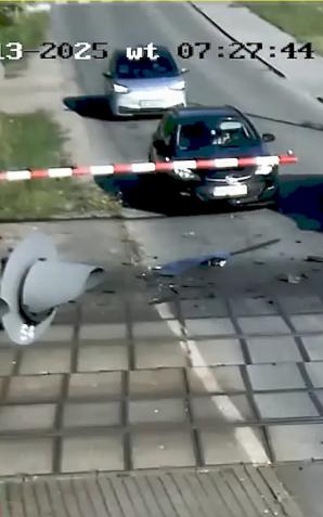[VIDEO] Wjechał pod pociąg mimo rogatek. Cudem nikt nie zginął – ale cud to nie strategia! 