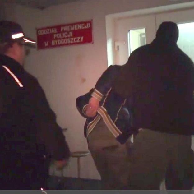 [VIDEO] Bydgoszcz: 29-latek, który brutalnie skatował psa w Chełmży wpadł w ręce policji