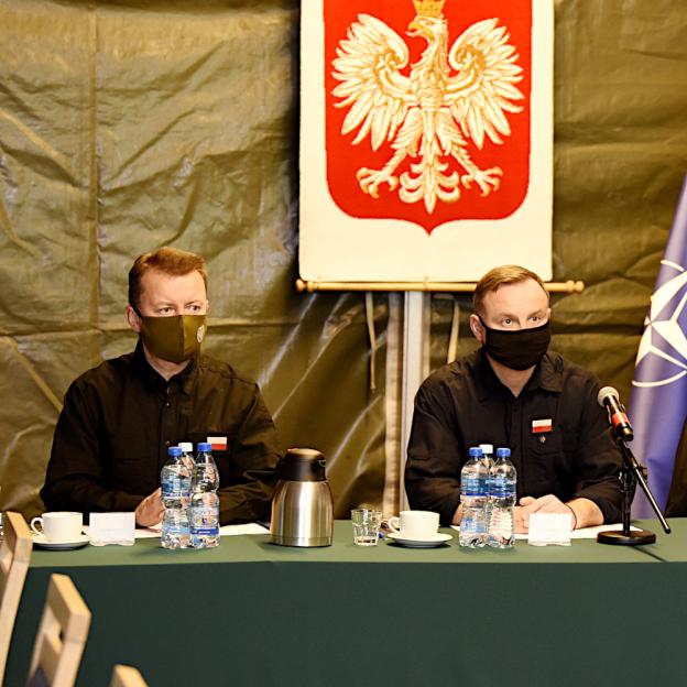 [VIDEO] Andrzej Duda, Prezydent RP, Zwierzchnik Sił Zbrojnych oraz Mariusz Błaszczak, minister obrony narodowej spotkali się z dowództwem i żołnierzami oraz funkcjonariuszami innych służb pełniących służbę na granicy Polski z Białorusią