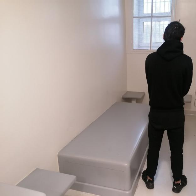 Ziarnko do ziarnka i nazbiera się parę latek. Uciekał przed policją. Wiedział dlaczego