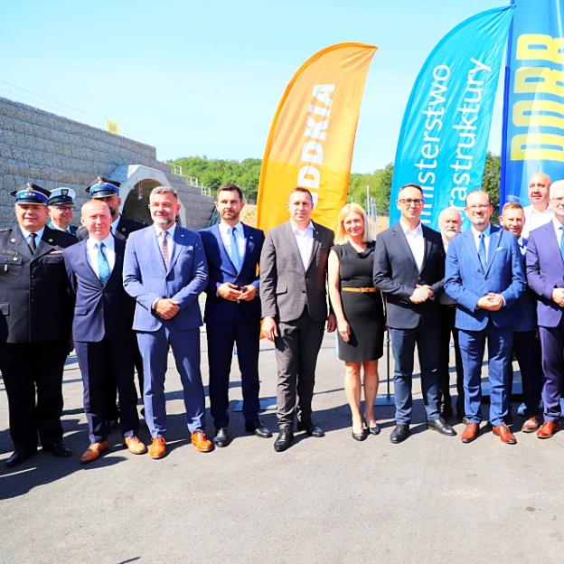 [VIDEO] Najbardziej malowniczy odcinek „eski” w Polsce z najdłuższym tunelem pozamiejskim w kraju otwarty. Droga ekspresowa S3 Bolków – Kamienna Góra oddana do ruchu