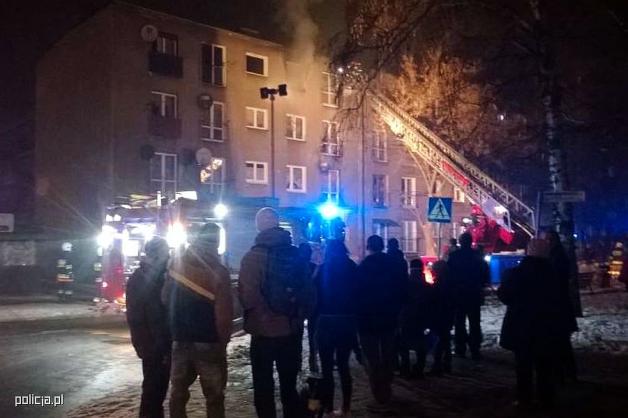 Uratowali dwie osoby z płonącego budynku