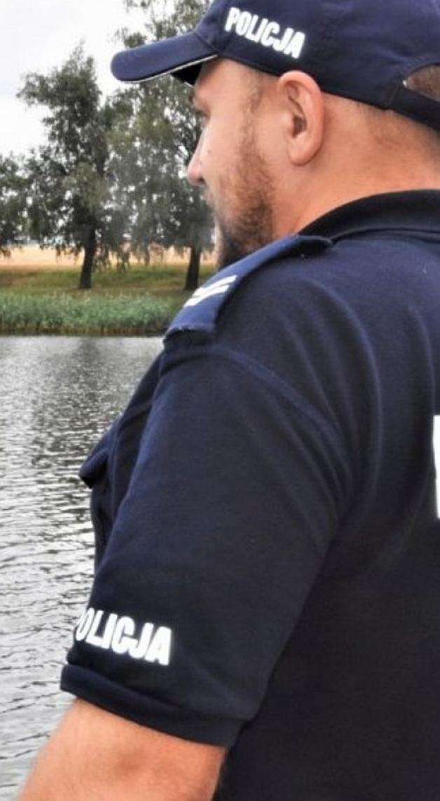 Dzieci dryfujące na łódce i skuteczna interwencja policjantów