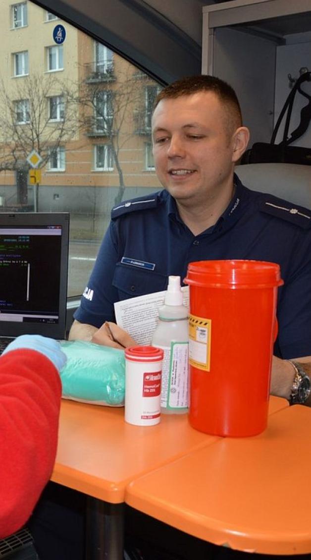 Radomski policjant oddał szpik dla genetycznego bliźniaka. Podarował szansę na życie mężczyźnie z Polski