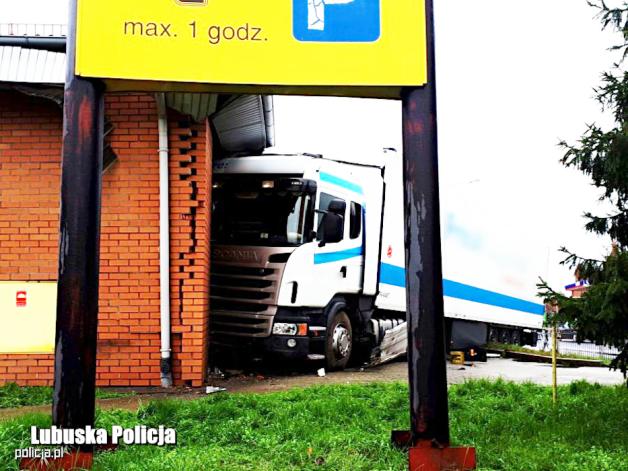Wjechał TIRem w budynek marketu. Mogło dojść do tragedii
