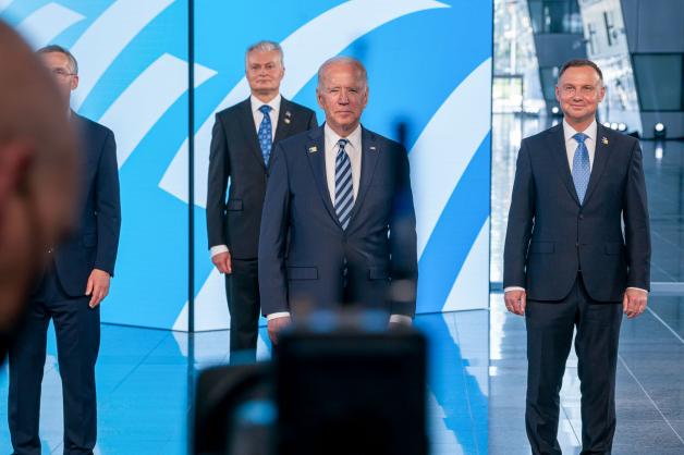 [VIDEO] Prezydent na szczycie NATO w Brukseli. Prezydent Andrzej Duda rozmawiał z Prezydentem USA Joe Bidenem, Premierem Wielkiej Brytanii Borisem Johnsonem, Prezydentem Francji Emmanuelem Macronem, a także z Premierem Macedonii Płn. Zoranem Zaewem i inn.