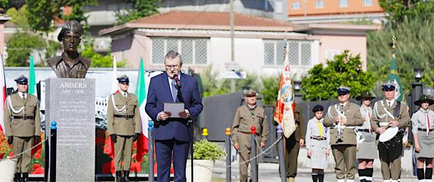 Generał Anders – najlepszy dowódca, kochany i podziwiany przez swoich żołnierzy. Piotr Gliński przed popiersiem generała Władysława Andersa w miejscowości Cassino 