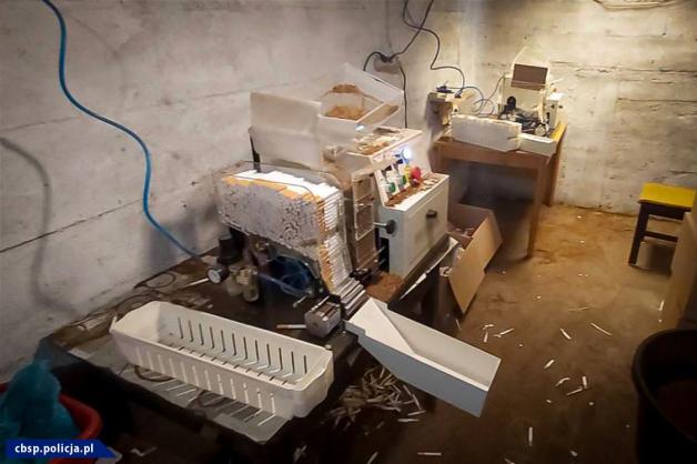 [VIDEO] Zlikwidowana fabryka papierosów, przejęte wyroby akcyzowe i amfetamina