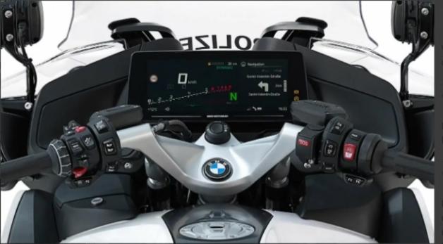 [VIDEO] Policyjne BMW kontra kaskader z przypadku 