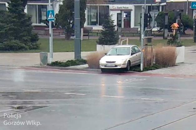 [VIDEO] Niebezpieczne manewry w centrum miasta. Kierowca bez prawa jazdy tłumaczył, że bolały go oczy