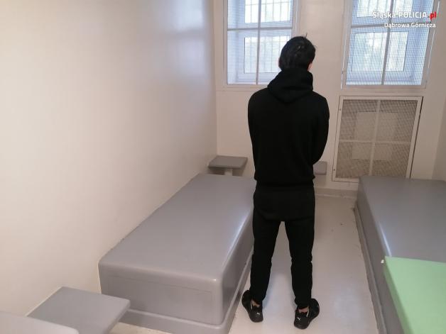 Ziarnko do ziarnka i nazbiera się parę latek. Uciekał przed policją. Wiedział dlaczego