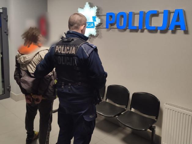 Podpalił brata, kobietę musieli ewakuować policjanci