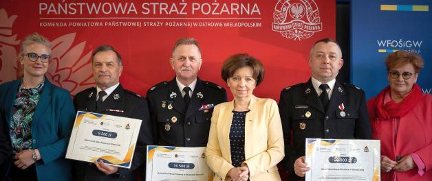 Prawie 2,4 mln zł dla wielkopolskich straży pożarnych. Minister Marlena Maląg wręczyła promesy na dofinansowanie do zakupu sprzętu i wyposażenia