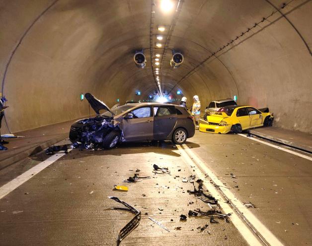 [VIDEO] Dramatyczny wypadek w tunelu Emilia na S1 -  kierowca pędził 170 km/h 